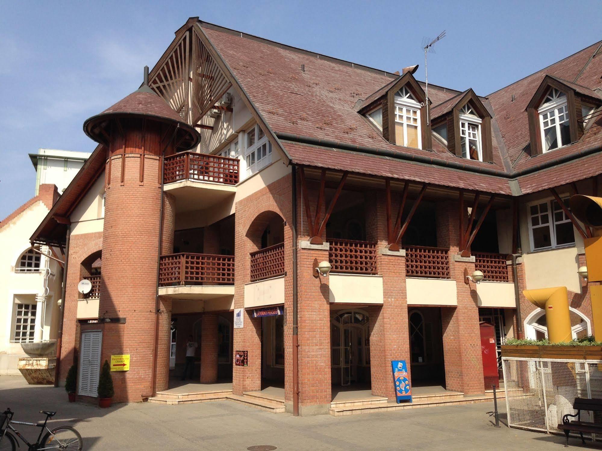 Kalvin Vendegszobak Debrecen Buitenkant foto