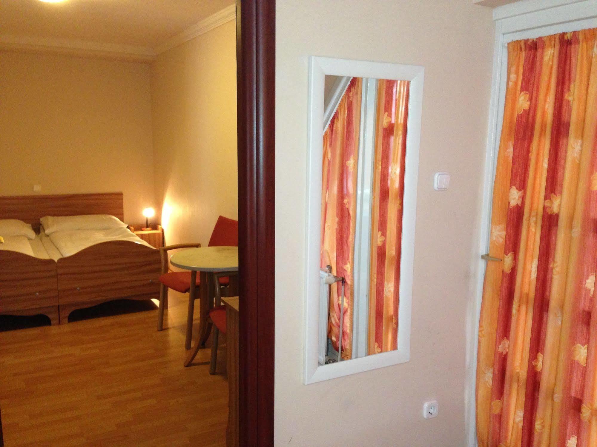 Kalvin Vendegszobak Debrecen Buitenkant foto